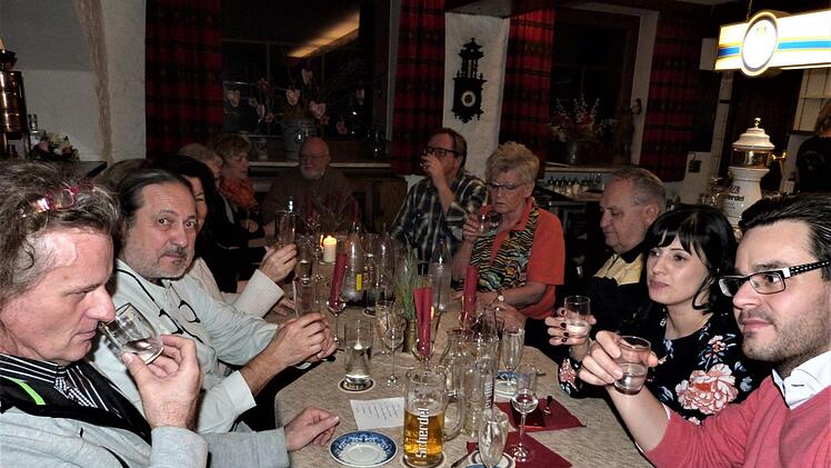 Reinhold Lednig (links) und Tobias Schöffel (rechts) kamen aus Stadtsteinach zum Gin-Tasting.Foto: Werner Reißaus