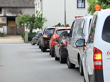 Arbeiter verpassten  in den  vergangenen  Tagen den schadhaften Stellen auf der Schönwetterstraße zwischen Medbacher Kreisel und B470 neuen Asphalt. Die Anwohner des Mühlenwegs in Gremsdorf bekamen den Verkehr ab. Foto: Christian Bauriedel