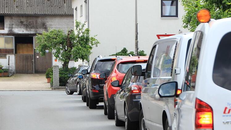 Arbeiter verpassten  in den  vergangenen  Tagen den schadhaften Stellen auf der Schönwetterstraße zwischen Medbacher Kreisel und B470 neuen Asphalt. Die Anwohner des Mühlenwegs in Gremsdorf bekamen den Verkehr ab. Foto: Christian Bauriedel