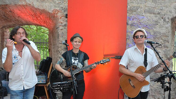 Das Trio Cracker feat. Steffi List sorgten nach dem Essen für gute Stimmung auf der Trimburg. Björn Hein
