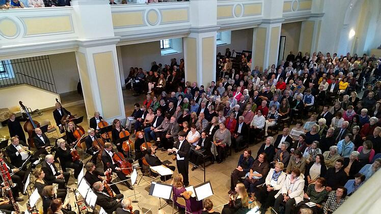 Reichlich Applaus gab es für das Benefizkonzert mit dem Deutschen Ärzteorchester und dem Deutschen Ärztechor vor zahlreichen Zuhörern in der Coburger Morizkirche.Foto: Jochen Berger