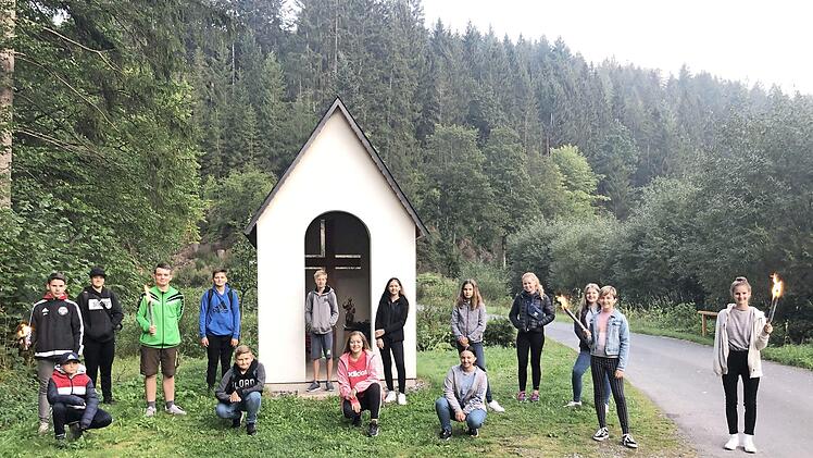 Die Neufanger Firmlinge mit ihren Betreuern an der letzten Station, der Kapelle in der Leitsch. Foto: Heike Schülen