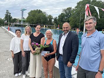 Jubiläum im Kitzinger Freibad: Sechsmillionster Besucher im Schwimmbad empfangen