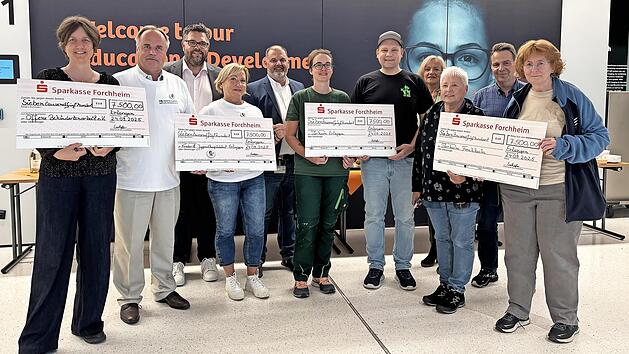 Sie freuen sich &uuml;ber die Spende und bedankten sich bei allen Healthineers (v.&nbsp;l.): Simone Fahmy (Einrichtungsleitung bei der Offenen Behindertenarbeit Forchheim), Harald Herrmann (Beisitzer im Hospizverein Erlangen), Marco Friepes (Ausbildungsleit...