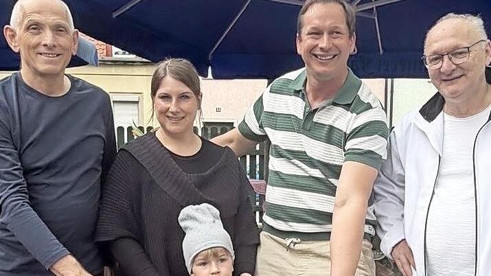 Premium-Partner Wolfgang Heyder (Veranstaltungsservice Bamberg), der kleine Charlie mit Mutter Astrid, Sebastian Linz (Kachelofen und F&auml;ssla-Keller) und Michael Amberg von der Kinder- und Jugendhilfe Memmelsdorf (v.l.) bei der Scheck&uuml;bergabe.