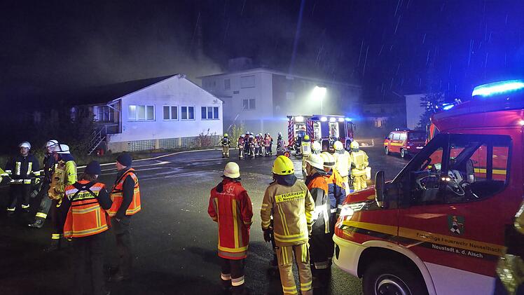 "Brand Industriegeb&auml;ude": Feuerwehr r&uuml;ckt zu L&ouml;scheinsatz auf Gel&auml;nde des fr&uuml;heren M&ouml;belwerks &bdquo;EKA&rdquo; in Dietersheim aus