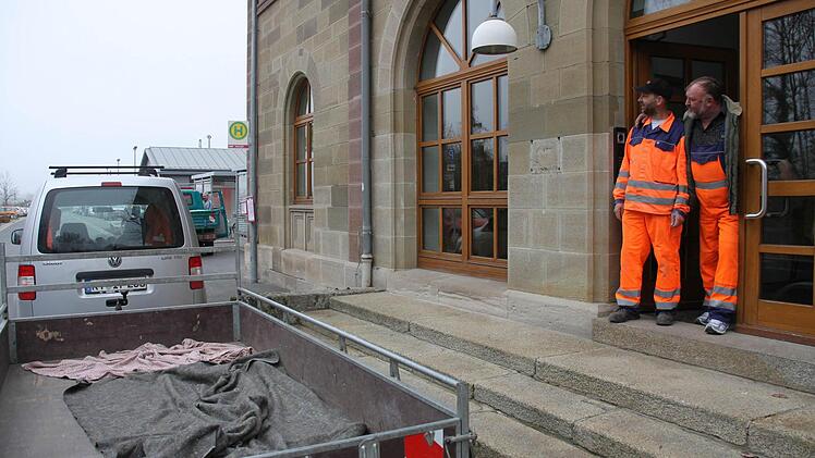 Mit vereinten Kräften schaffen die Mitarbeiter des Bauhofs Kisten und Kartons ins Bahnhofsgebäude.
