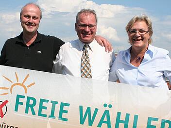Martin Oberle (Mitte) soll der Landratskandidat der Freien Wähler werden. Kreisvorsitzende Irene Häusler und Kreistags-Fraktionssprecher Gerald Brehm präsentierten Oberle über den Dächern von Höchstadt. Foto: Evi Seeger