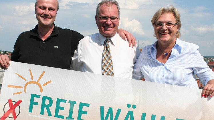 Martin Oberle (Mitte) soll der Landratskandidat der Freien Wähler werden. Kreisvorsitzende Irene Häusler und Kreistags-Fraktionssprecher Gerald Brehm präsentierten Oberle über den Dächern von Höchstadt. Foto: Evi Seeger