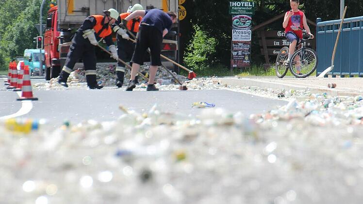 Direkt vor dem Ortseingang von Haßlach - aus Richtung Kronach kommend - hat ein Lastwagen gestern Nachmittag etwa zwei Tonnen Weißglas verloren.