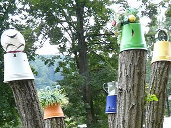 Unbekannte haben in Muggendorf die dortigen kneipp'schen Säulen beschädigt. "Wir Frauen machen unsere Arbeit ehrenamtlich, die Vandalen haben einfach keinen Respekt", sagt Margot Oschatz, die Vorsitzende des Kneipp-Vereins enttäuscht.  Foto: Paul Pöhlmann