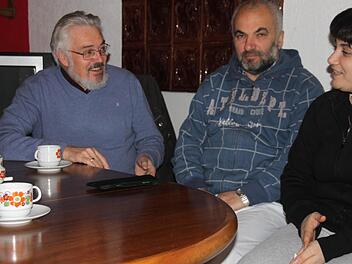 Berater: Helmut Römpp vom Arbeitskreis Asyl hilft Asylbewerbern wie der armenischen Familie, die in Mainbernheim wohnt. "Oft sind es kleine Dinge, die weiterhelfen", sagt er. "Ein Gespräch zum Beispiel." Foto: Ralf Dieter