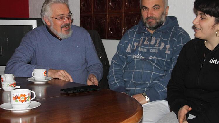 Berater: Helmut Römpp vom Arbeitskreis Asyl hilft Asylbewerbern wie der armenischen Familie, die in Mainbernheim wohnt. "Oft sind es kleine Dinge, die weiterhelfen", sagt er. "Ein Gespräch zum Beispiel." Foto: Ralf Dieter