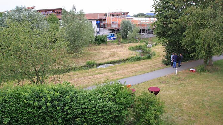 84 Meter sind es vom Kurhotel bis zur Obermain-Therme (Bildhintergrund); der Mantelgang überbrückt den Lauterbach.