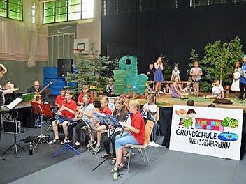 Ein zauberhaftes Bühnenbild, Schauspieler mit bunter Kostümierung und viele Klangfarben der Musik der Brasskids (Leitung Marco Plitzner) versetzten die Zuschauer in Begeisterung. Foto: Karl-Heinz Hofmann
