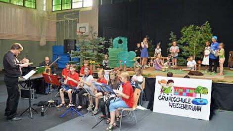 Ein zauberhaftes Bühnenbild, Schauspieler mit bunter Kostümierung und viele Klangfarben der Musik der Brasskids (Leitung Marco Plitzner) versetzten die Zuschauer in Begeisterung. Foto: Karl-Heinz Hofmann