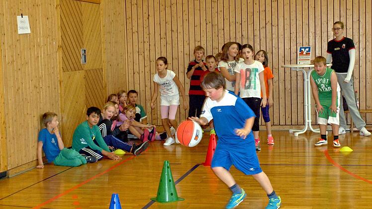 Sie waren beim Hindernisparcour die Schnellsten und gewannen den goldenen Pokal der Raiffeisenbank - die vierte Klasse der Volksschule Ludwigsstadt "am Grünen Band". Foto: Susanne Deuerling