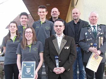 Bei der Sportlerehrung wurden Schützen ausgezeichnet, die 2015 an Bayerischen und Deutschen Meisterschaften vordere Plätze belegt haben. Vorne von links die Jungschützin des Jahres Elisa Tartler, Schützenverein Bavaria Thulba, Schütze des Jahres Bernd Back, Schützenverein Lauertal Burglauer, 2. Reihe von links: Sabrina Klubertanz, Marius Meindl, Steven Schultz, Edgar Hehn, Klemens Hehn, Dietmar Kolb.