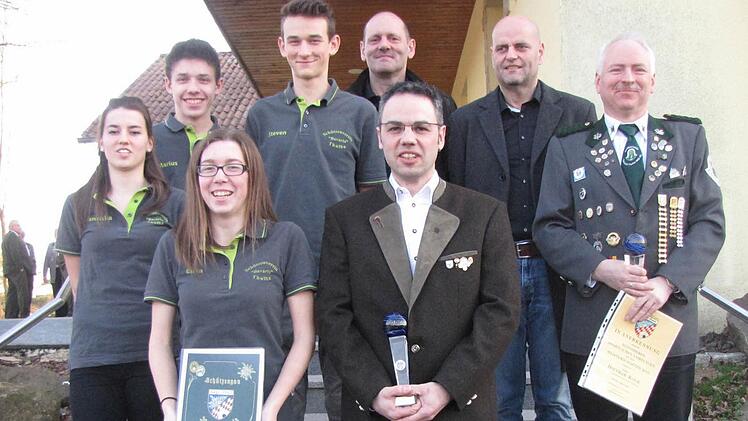 Bei der Sportlerehrung wurden Schützen ausgezeichnet, die 2015 an Bayerischen und Deutschen Meisterschaften vordere Plätze belegt haben. Vorne von links die Jungschützin des Jahres Elisa Tartler, Schützenverein Bavaria Thulba, Schütze des Jahres Bernd Back, Schützenverein Lauertal Burglauer, 2. Reihe von links: Sabrina Klubertanz, Marius Meindl, Steven Schultz, Edgar Hehn, Klemens Hehn, Dietmar Kolb.