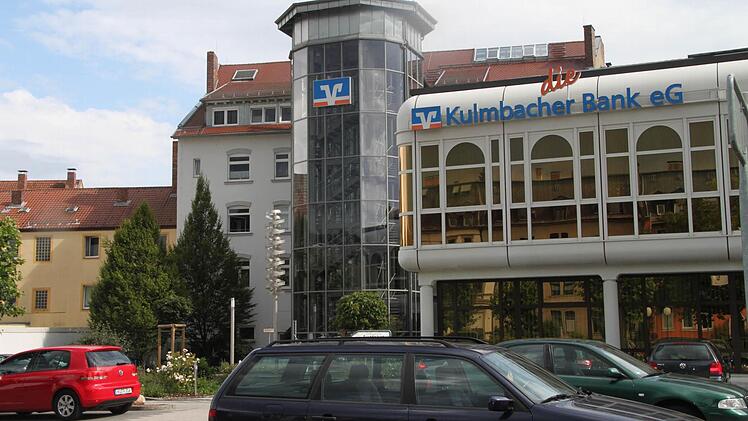 Dabei tritt das größere Kulmbacher Geldinstitut - hier die Hauptstelle ...