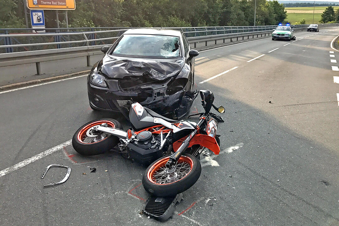 Kreis Hof: Junge Autofahrerin übersieht Motorrad beim Abbiegen - Lebensgefahr