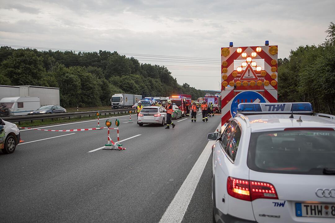 Auffahrunfall auf der A9 bei Allersberg: Lkws krachen ineinander – Bergungsarbeiten laufen