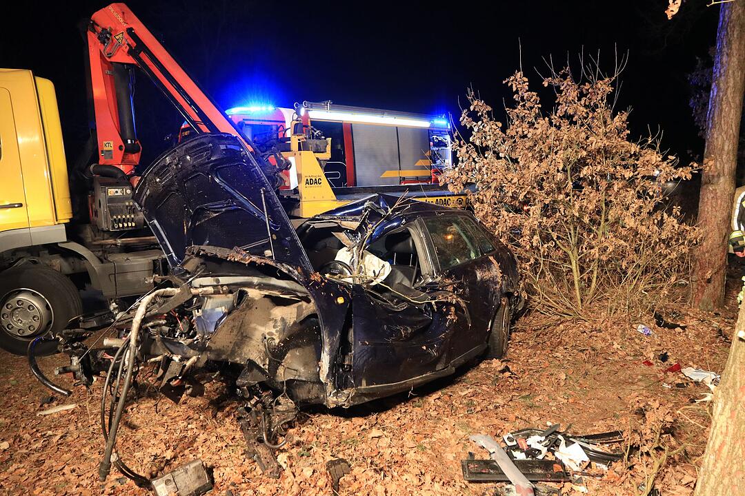 Schwerer Unfall in Hallerndorf: Junger Mann kracht mit Auto gegen Baum