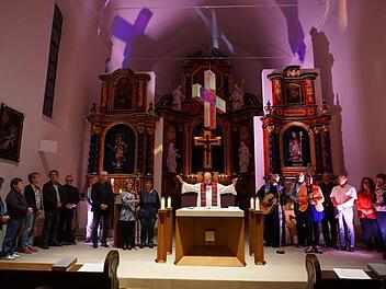 Eröffnungsgottesdienst zum Kunstprojekt "Spuren zum Licht" in der Wallfahrtskirche auf dem Volkersberg Foto: Marion Eckert