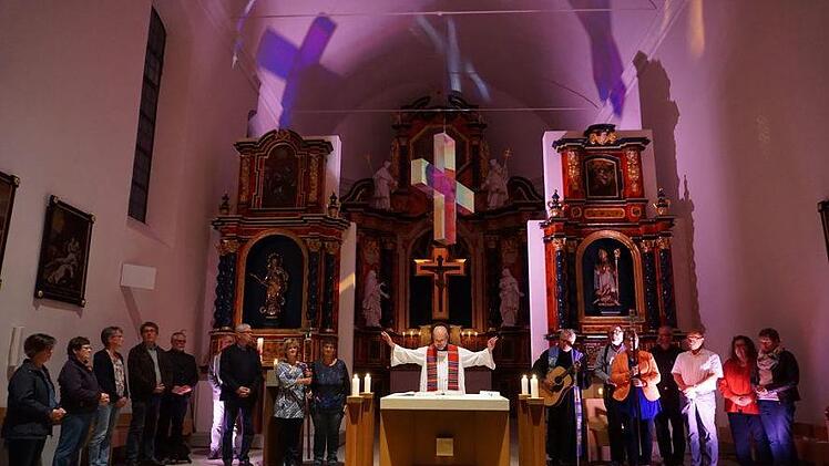 Eröffnungsgottesdienst zum Kunstprojekt "Spuren zum Licht" in der Wallfahrtskirche auf dem Volkersberg Foto: Marion Eckert