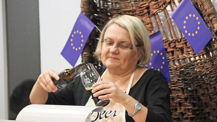 Stadtarchivarin Christine Wittenbauer hatte "flüssiges Anschauungsmaterial" dabei. Foto: Gerda Völk