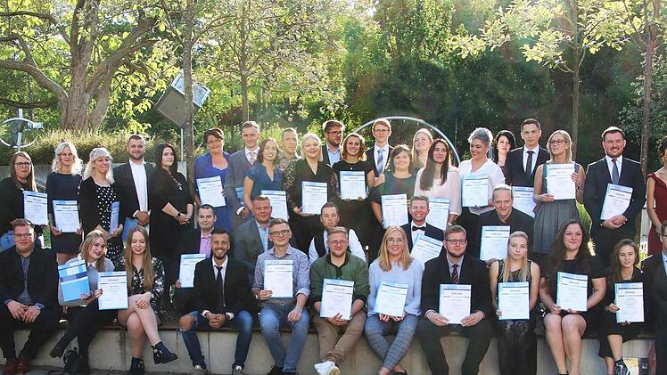 Die neuen Bestatterinnen und Bestatter stellten sich nach der  Freisprechungsfeier der Handwerkskammer für Unterfranken und des  Bundesverbandes Deutscher Bestatter in der Aula des Schönborn-Gymnasiums  zum Gruppenfoto. Foto: Dieter Britz