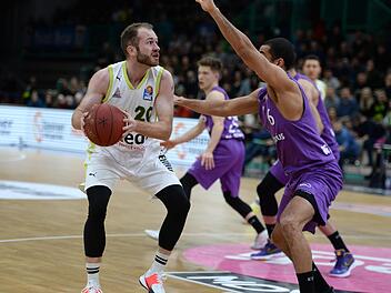 Der Bayreuther Bryce Alford (links) wird in dieser Szene vom Göttinger Elias Lasisi gestoppt. Der Shooting Guard des Medi-Teams war mit 18 Punkten bester Werfer seines Teams.  Foto: Peter A. Mularczyk