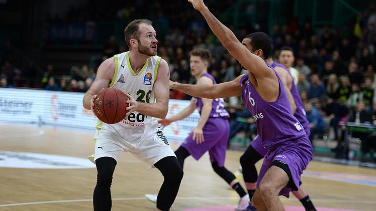 Der Bayreuther Bryce Alford (links) wird in dieser Szene vom Göttinger Elias Lasisi gestoppt. Der Shooting Guard des Medi-Teams war mit 18 Punkten bester Werfer seines Teams.  Foto: Peter A. Mularczyk