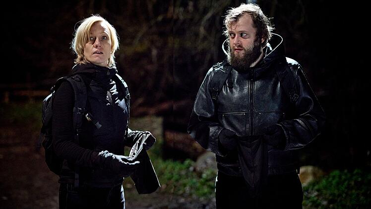 Nele Storm (Lana Cooper) und Jan Kr&uuml;ger (Tosja Merlin Kruppa) brechen zu Beginn des neuen Falls in die Villa der Spiekermanns ein. Mehrfach versichert sich Jan bei Nele, dass das Ehepaar auch wirklich nicht zu Hause ist. Wenig sp&auml;ter werden er und Malte Spiekermann dort niedergeschossen.