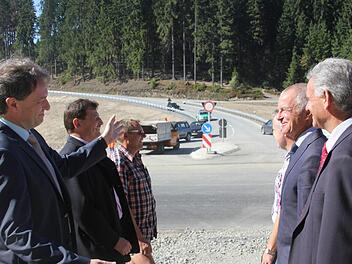 Sie sprachen von einem guten Miteinander beim Ausbau des Einmündungsbereichs der KC 18 in die B 85. Im Bild (von links): Bürgermeister Klaus Löffler, der technische Leiter der Firma Stolz, Bernhard Stolz, Polier Udo Zitzmann, Sachgebietsleiter Tiefbau Gunther Dressel vom Landratsamt, Leiter der Bauamts-Servicestelle Kronach, Jürgen Woll und Landrat Oswald Marr. Foto: Veronika Schadeck