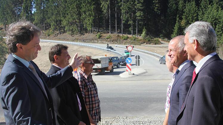Sie sprachen von einem guten Miteinander beim Ausbau des Einmündungsbereichs der KC 18 in die B 85. Im Bild (von links): Bürgermeister Klaus Löffler, der technische Leiter der Firma Stolz, Bernhard Stolz, Polier Udo Zitzmann, Sachgebietsleiter Tiefbau Gunther Dressel vom Landratsamt, Leiter der Bauamts-Servicestelle Kronach, Jürgen Woll und Landrat Oswald Marr. Foto: Veronika Schadeck