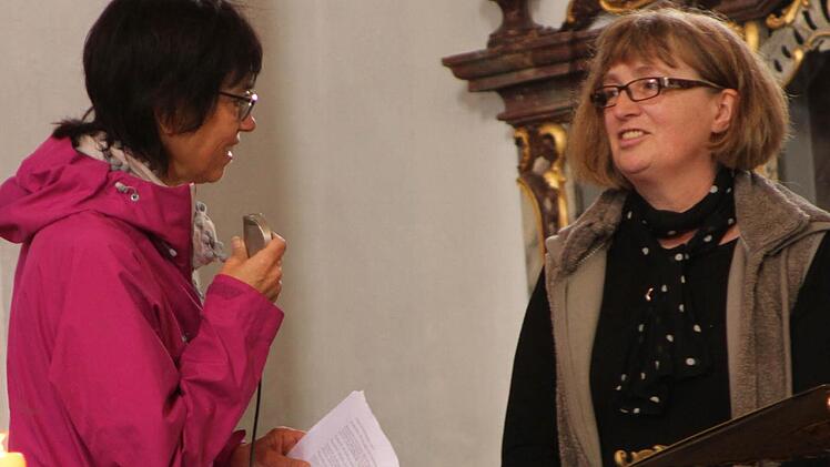 Die Kindergartenleiterinnen Ellen Steinhäuser (links) und Karin Unsleber spielten die Geschichte von der Hirtin und dem Wunder von Limbach.Foto: Günther Geiling