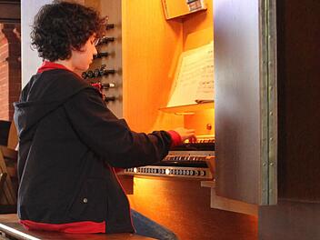 Organist Ludwig Orel spielt die Hamburger Orgel, an der auch der Bundeswettbewerb stattfand. Fotos:privat