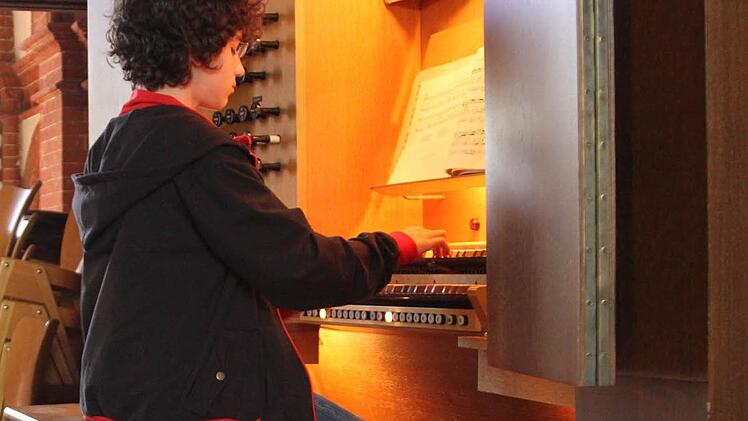 Organist Ludwig Orel spielt die Hamburger Orgel, an der auch der Bundeswettbewerb stattfand. Fotos:privat