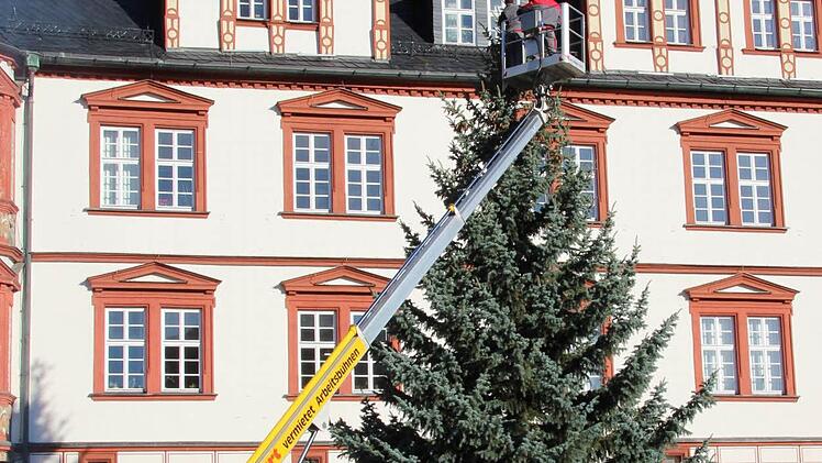 Impressionen vom Aufbau des Baumes auf dem Coburger Weihnachtsmarkt.Foto: Jochen Berger