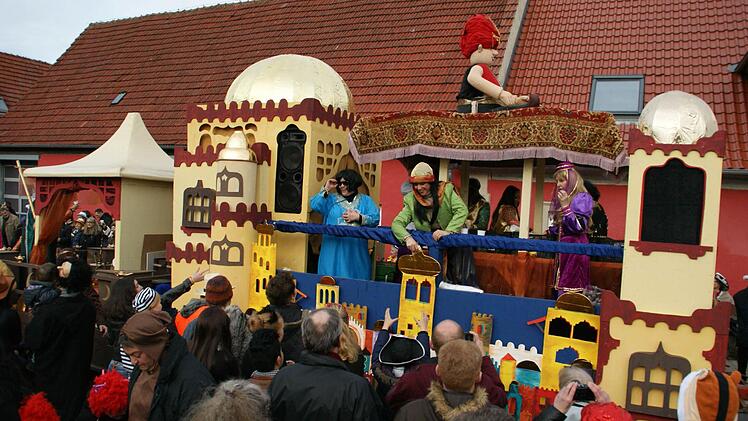 Ins Land von Aladin entführten die "Aicher Moggl" mit ihrem Wagen beim Oberauracher Faschingszug. Fotos: Sabine Weinbeer