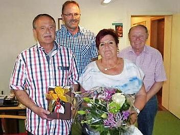 20 Jahre steht er als ehrenamtlicher Bürgermeister an der Spitze der Gemeinde Guttenberg: Eugen Hain (vorne, links) zusammen mit seiner Ehefrau Roswitha, die für ihr großartiges Engagement einen Blumenstrauß erhielt. Mit im Bild (hinten, von links) Zweiter Bürgermeister Klaus Witzgall und Gemeinderat Horst Bittermann. Foto: Klaus-Peter Wulf