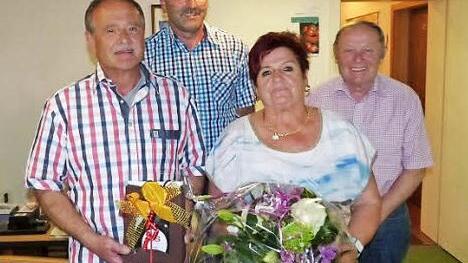 20 Jahre steht er als ehrenamtlicher Bürgermeister an der Spitze der Gemeinde Guttenberg: Eugen Hain (vorne, links) zusammen mit seiner Ehefrau Roswitha, die für ihr großartiges Engagement einen Blumenstrauß erhielt. Mit im Bild (hinten, von links) Zweiter Bürgermeister Klaus Witzgall und Gemeinderat Horst Bittermann. Foto: Klaus-Peter Wulf