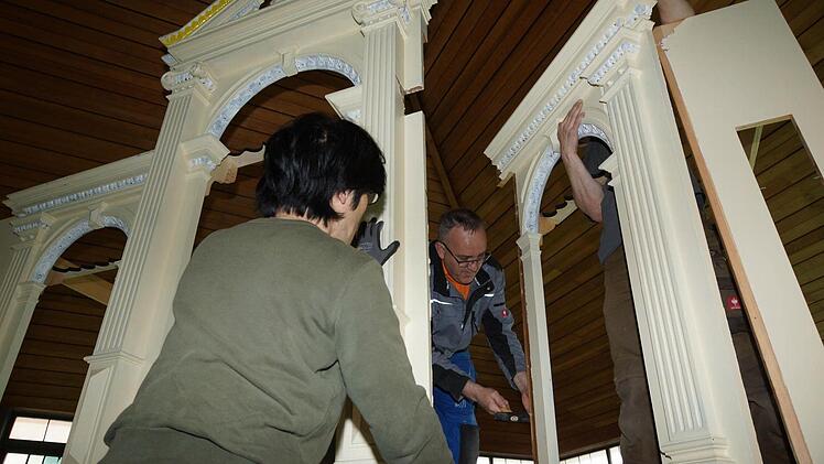 Mitarbeiter der Orgelbaufirma stellen die Schmuckelemente auf. Foto: Arkadius Guzy