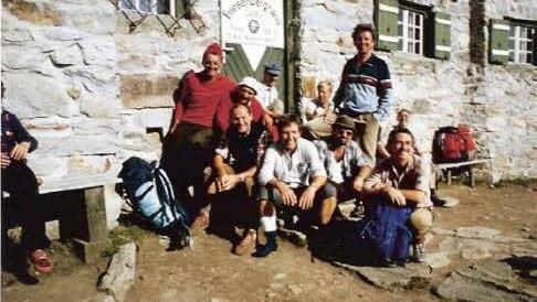 1986 unternahm eine Gruppe der AH-Abteilung erstmals unter der Leitung von Klaus Waltinger eine Hochgebirgstour. Unser Foto zeigt die Mannschaft vor der Friesenberghütte, mit Klaus Waltinger (kniend rechts). Foto: AH TSV Ebenhausen