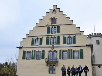 Matthias Müller, Ramona Stegner, Stefan Hinterleitner, Kerstin Plarczyk, Michael Amthor und Marco Steiner werben vor der Kulisse von Schloss Rosenau für das Hotelentdecker-Wochende in der Region Coburg-Rennsteig. Foto: Rainer Lutz