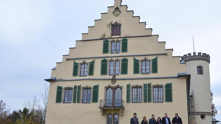 Matthias Müller, Ramona Stegner, Stefan Hinterleitner, Kerstin Plarczyk, Michael Amthor und Marco Steiner werben vor der Kulisse von Schloss Rosenau für das Hotelentdecker-Wochende in der Region Coburg-Rennsteig. Foto: Rainer Lutz