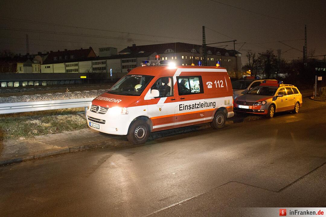 Bahnlinie zwischen Nürnberg und Fürth aufgrund von Oberleitungsschaden lahmgelegt - Einsatzkräfte müssen rund 350 Personen aus zwei Zügen evakuieren