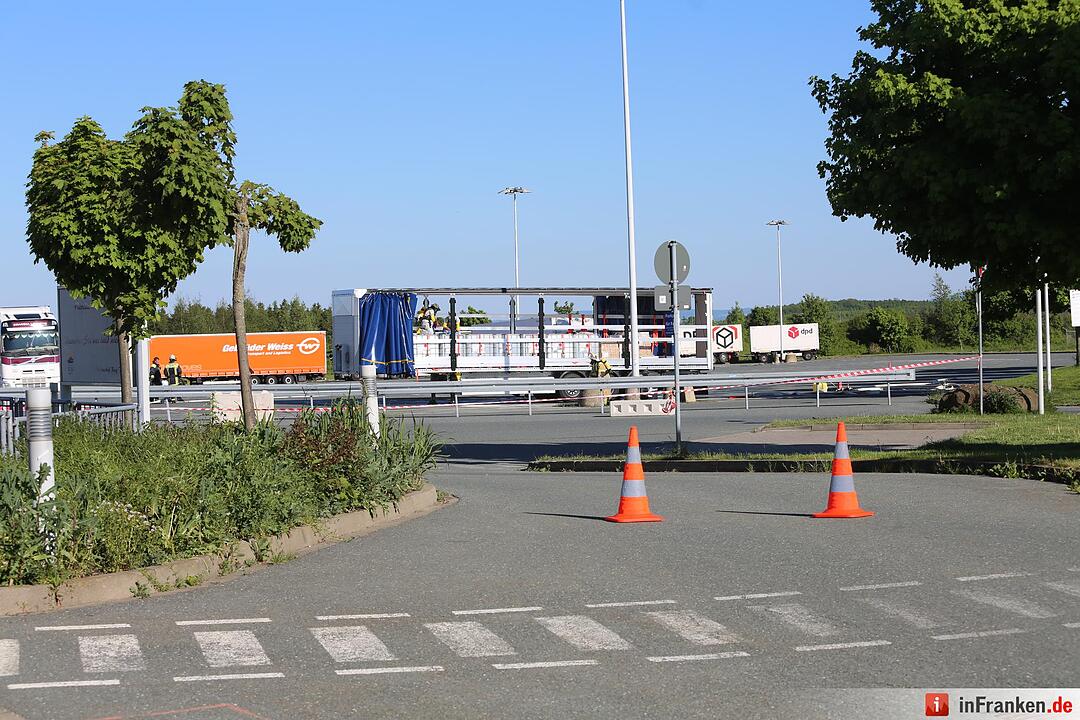 Explosionsgefahr im Kreis Hof: Aufgeheizter Gefahrguttransporter droht zu explodieren