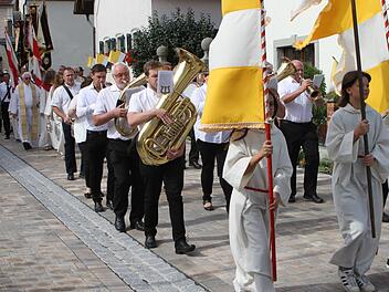 Mit einer feierlichen Kirchenparade und den Fahnenabordnungen der Vereine erfolgte der Auftakt zum Jubiläum. Fotos: Günther Geiling